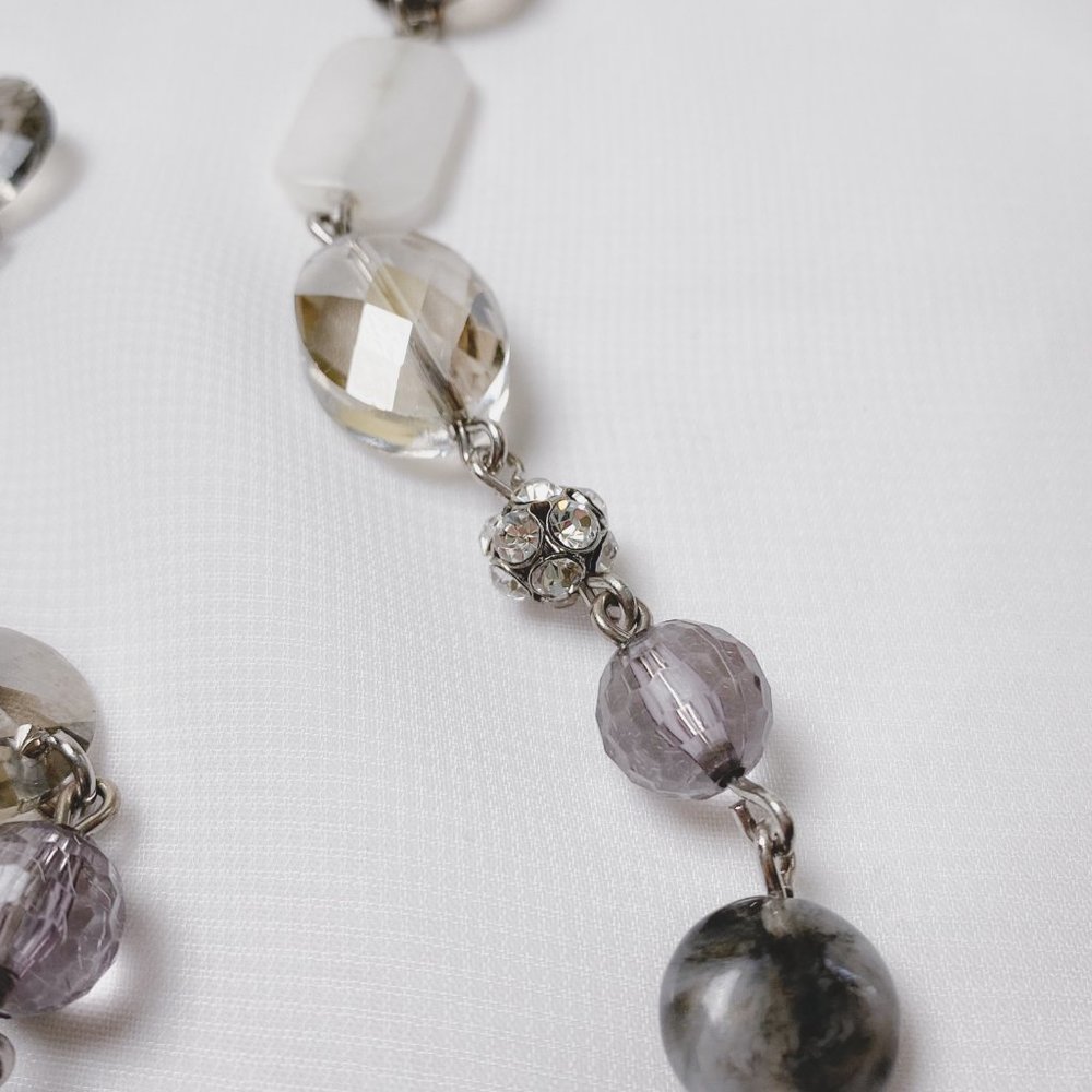 33" Ann Taylor Loft Grey White Neutral Beaded Acrylic Glass Silver Link Necklace - Picture 5 of 12